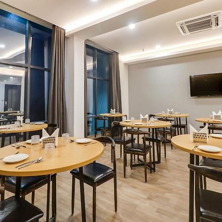 Hotel Super Townhouse Jashn Chinhat Esterno foto