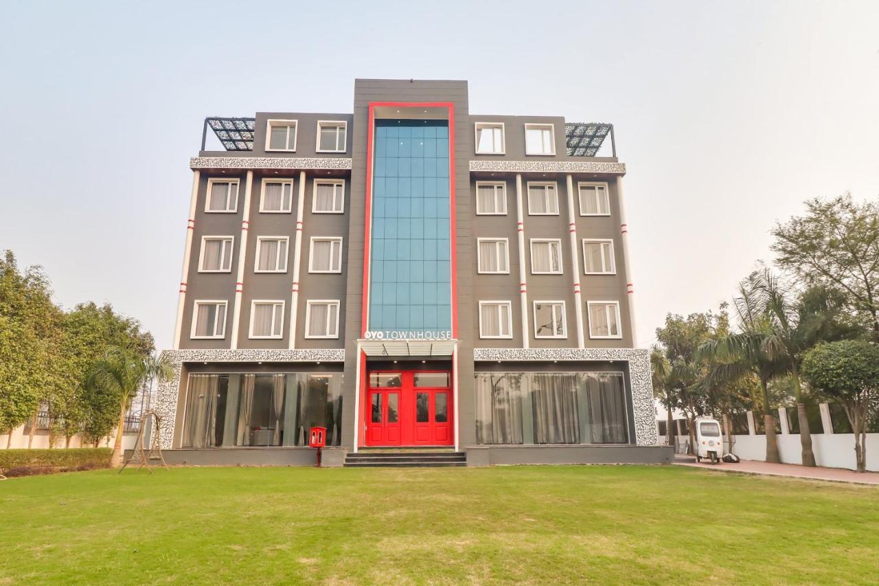 Hotel Super Townhouse Jashn Chinhat Esterno foto