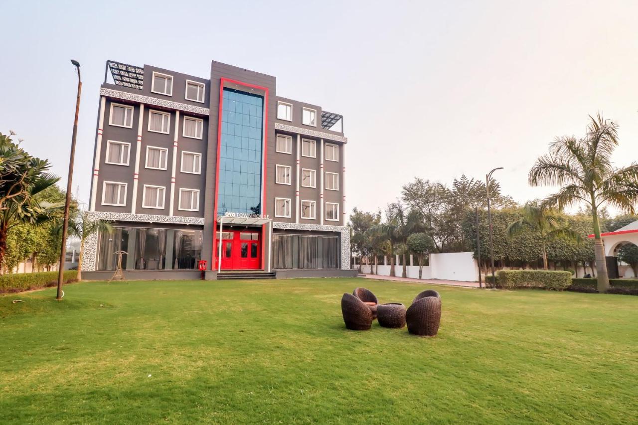 Hotel Super Townhouse Jashn Chinhat Esterno foto