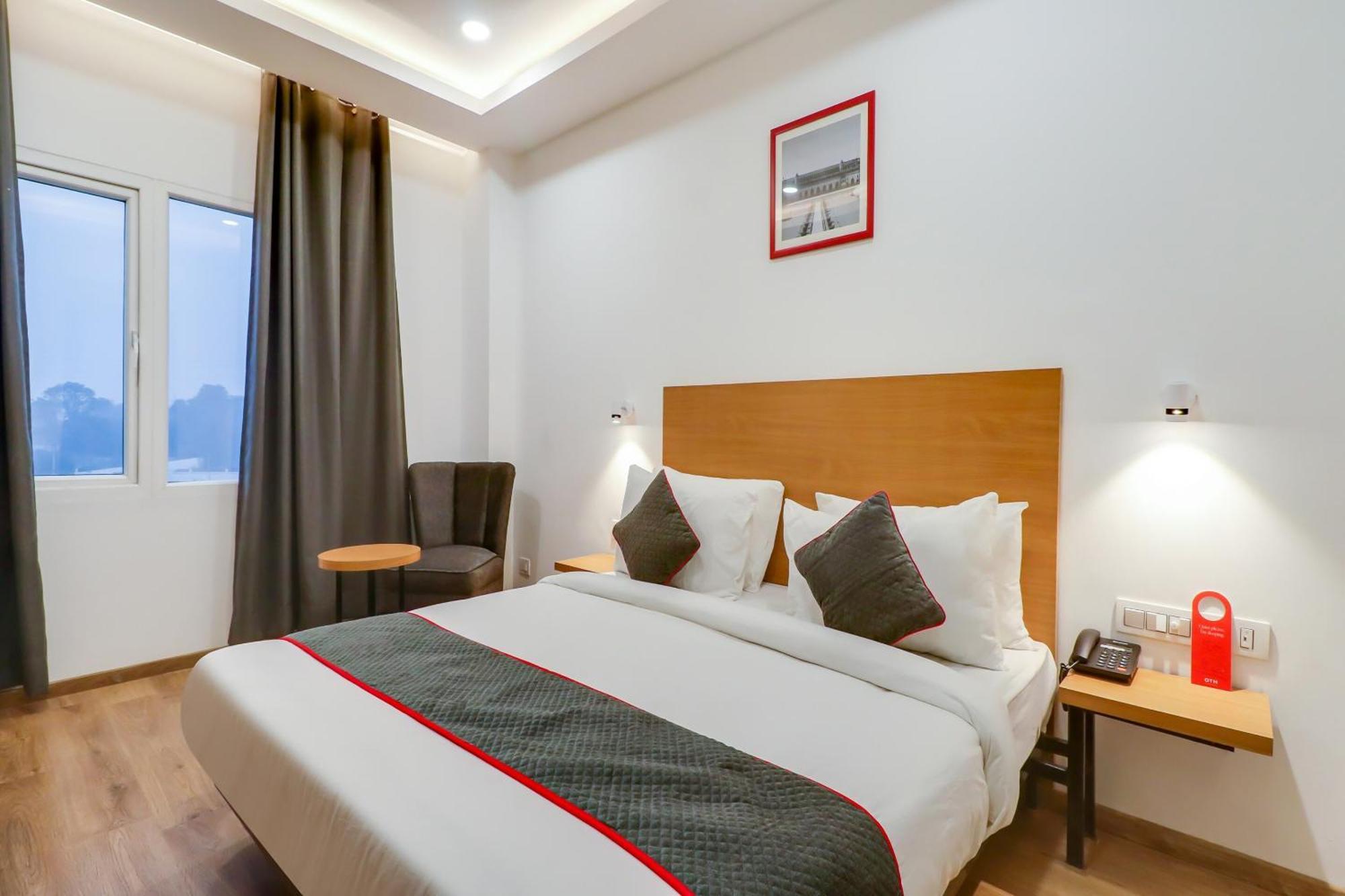 Hotel Super Townhouse Jashn Chinhat Esterno foto