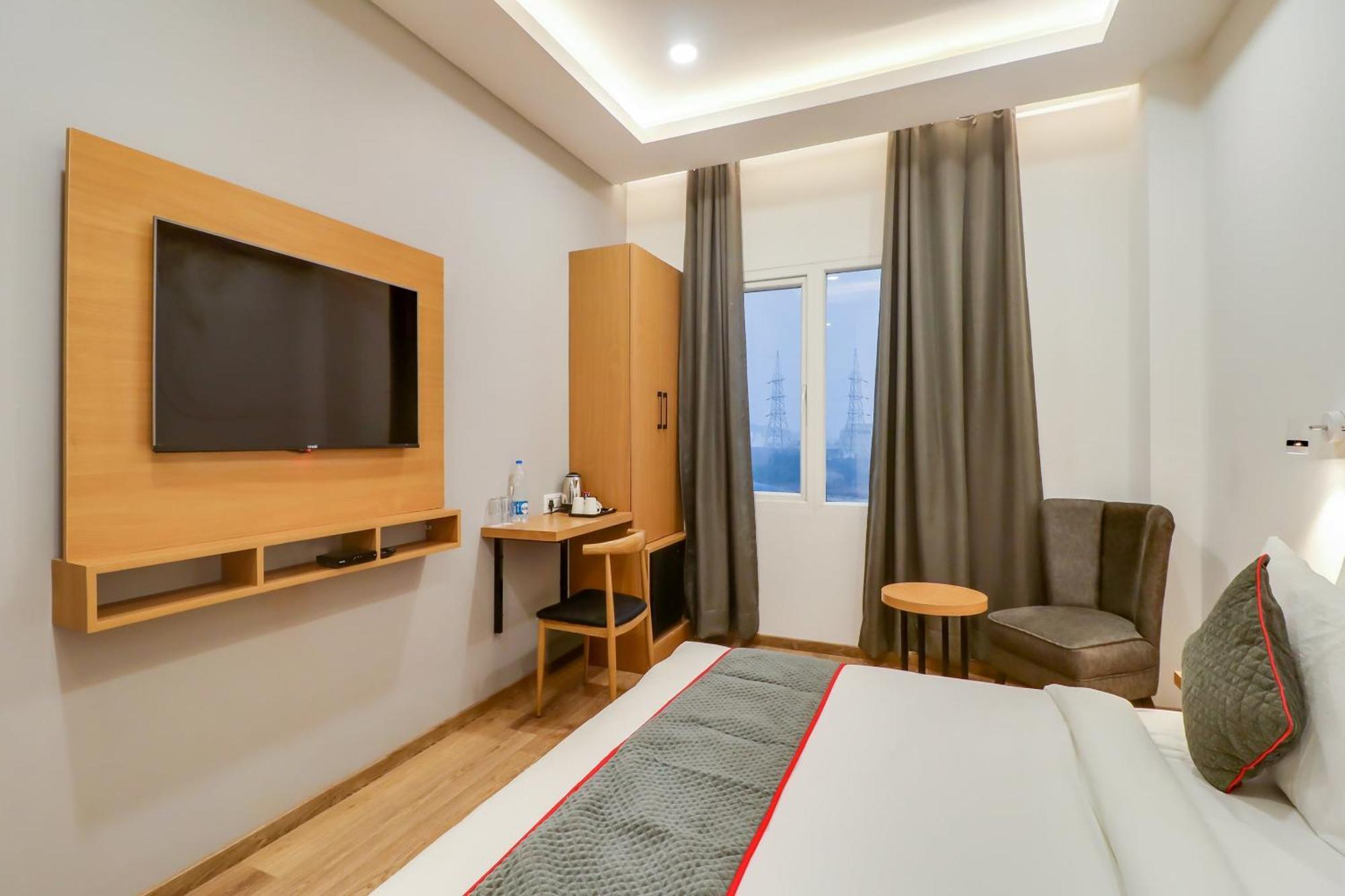 Hotel Super Townhouse Jashn Chinhat Esterno foto