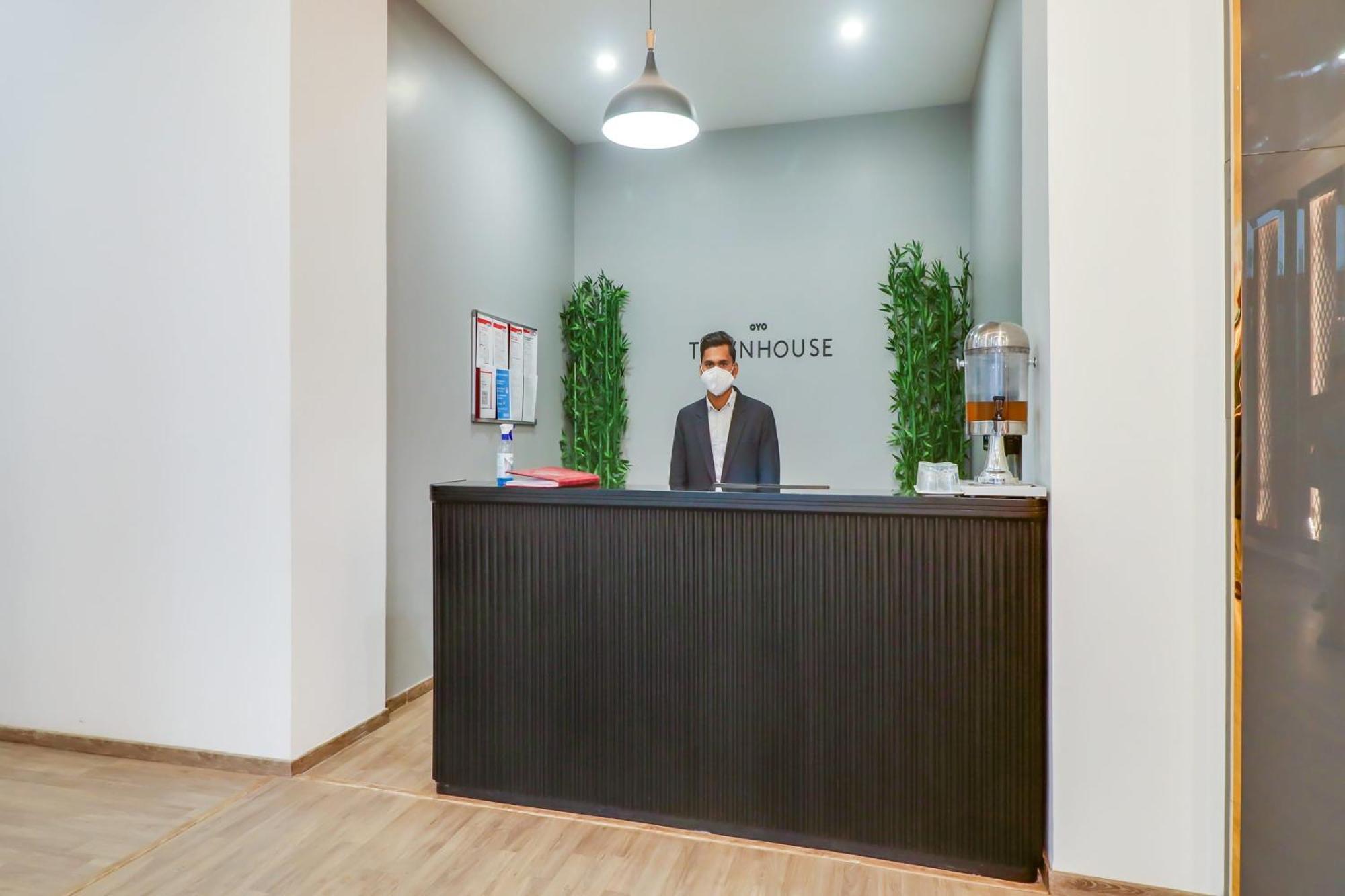 Hotel Super Townhouse Jashn Chinhat Esterno foto