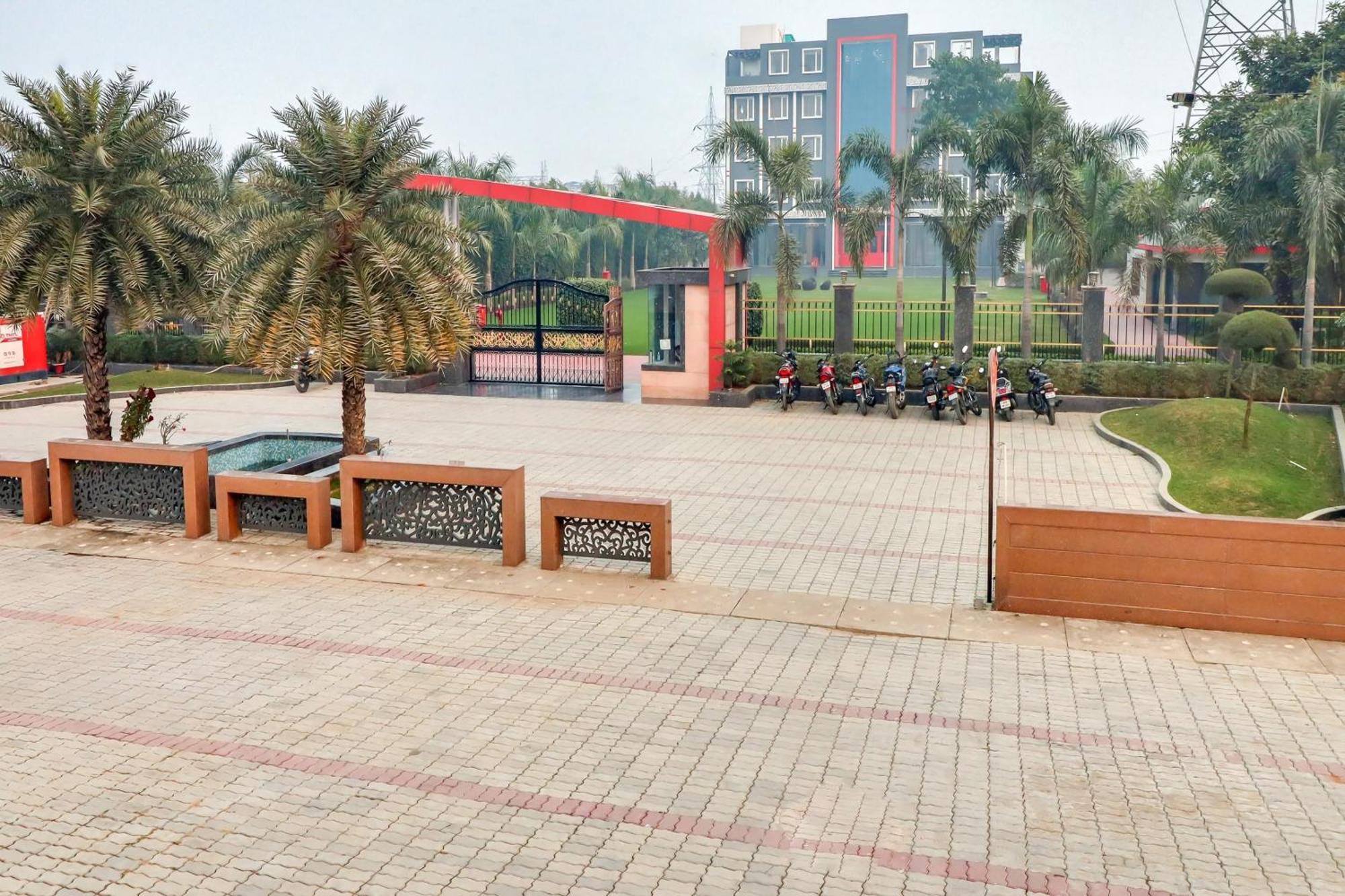 Hotel Super Townhouse Jashn Chinhat Esterno foto